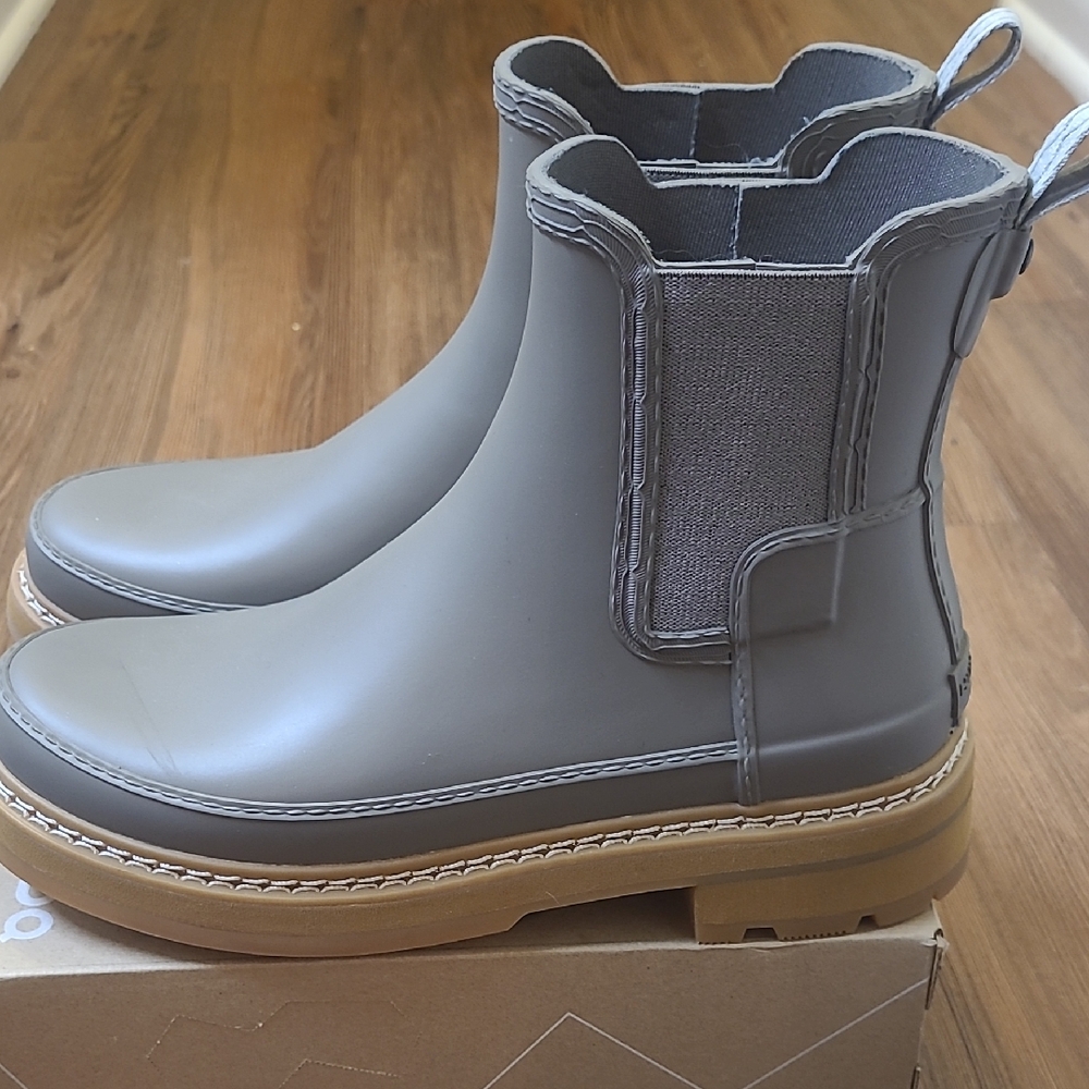 Hunter Women's Grey Chelsea Rain Boot with Tan Lug Sole
